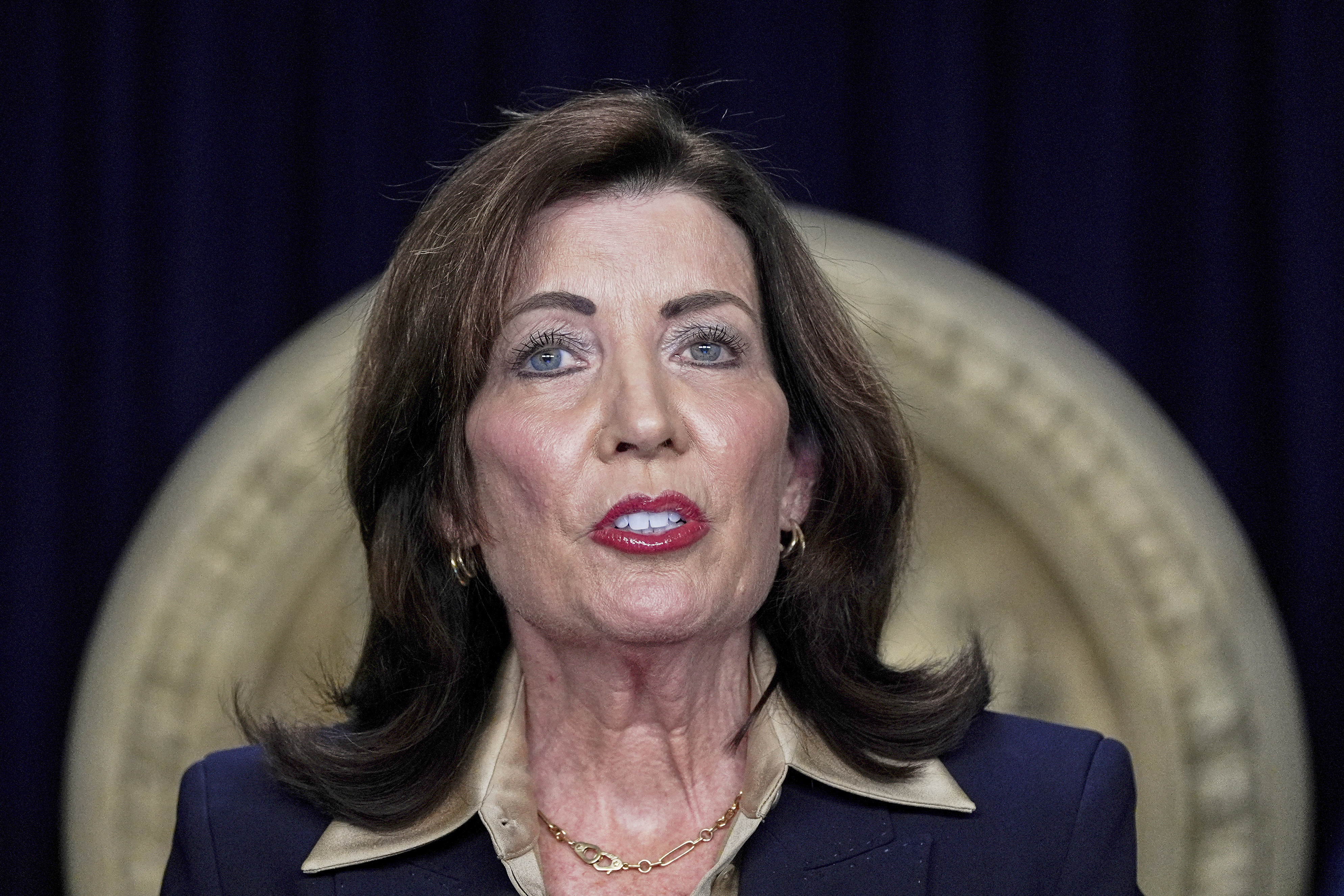 Kathy Hochul cuestiona a la policía por omitir datos clave en la violación de Cornell