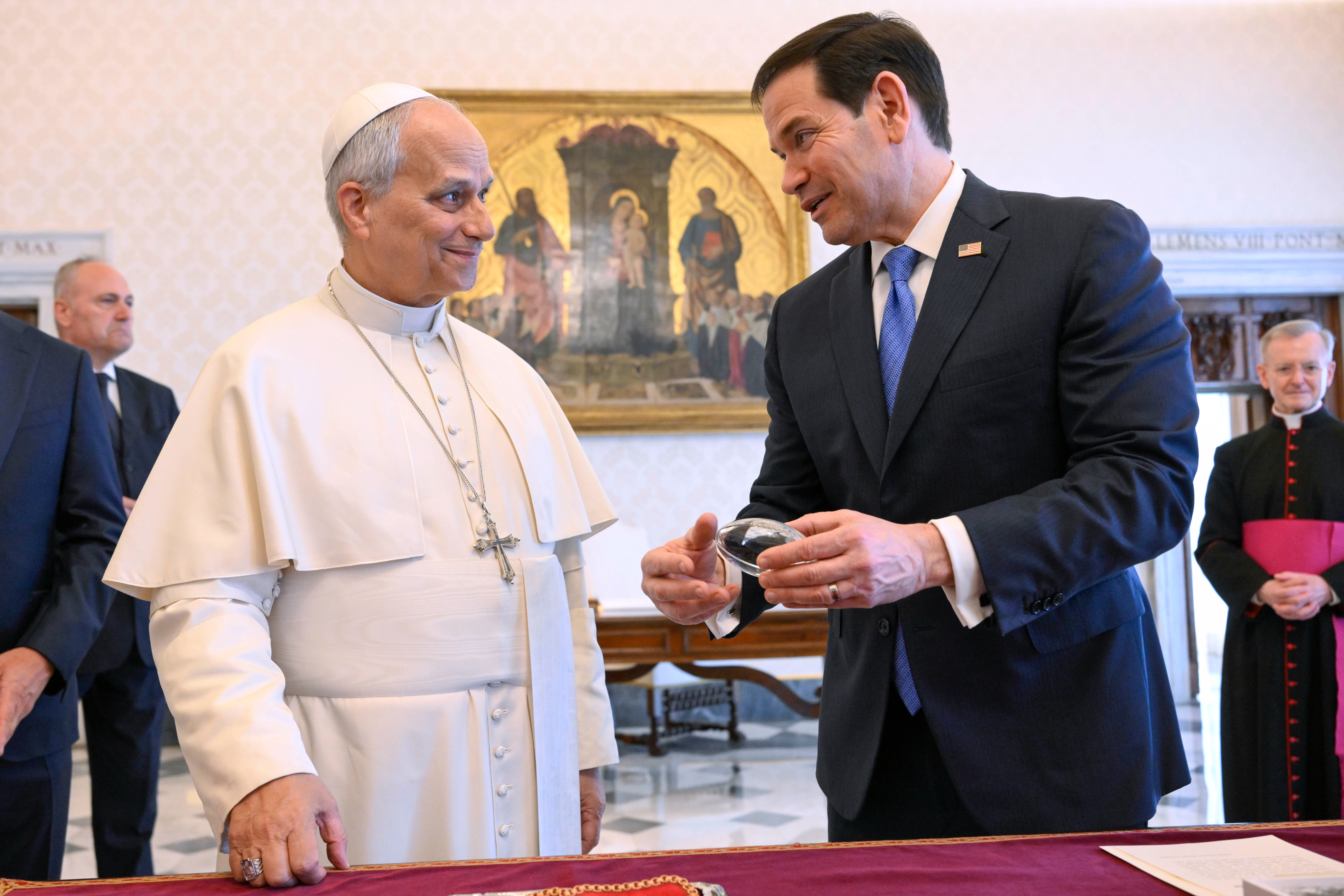 Marco Rubio se une en oración por León XIV tras confirmarse el cáncer de pulmón del papa