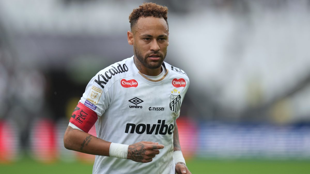 Neymar expulsado en Brasil tras aplicársele la regla de no taparse la boca