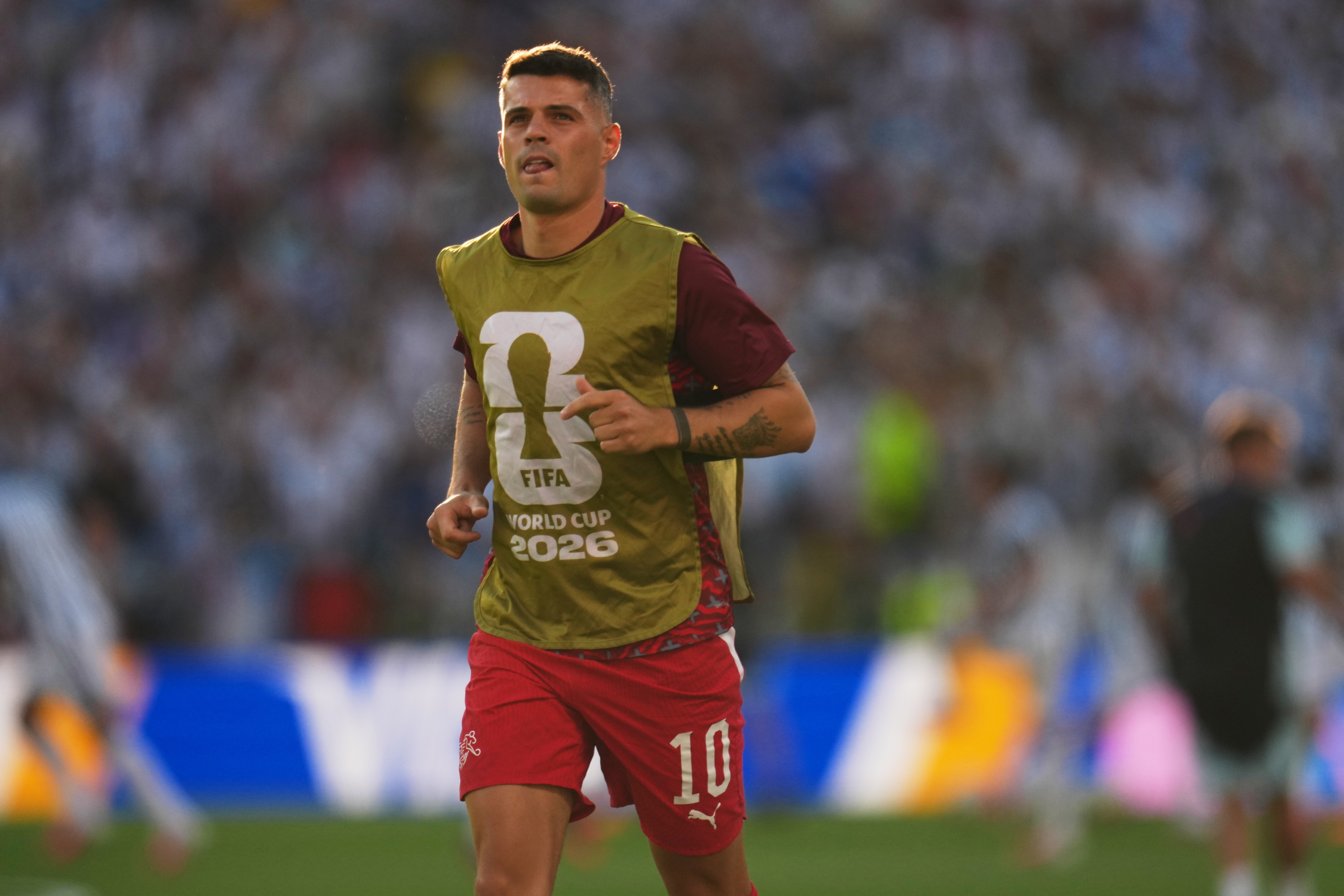 Sancionan a Granit Xhaka por falsificar un certificado de COVID-19