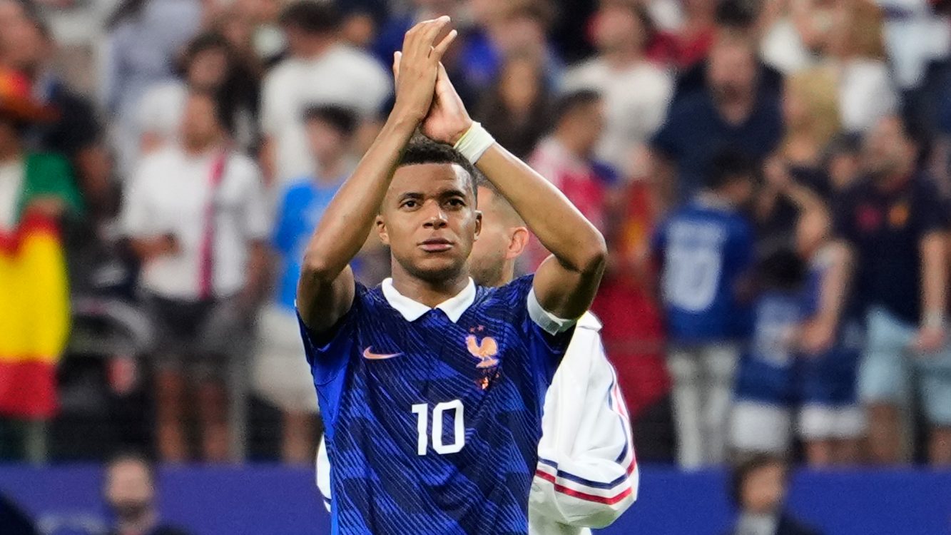 Mbappé presume los trofeos de la Bota de Oro y el Balón de Bronce que ganó en el Mundial 2026
