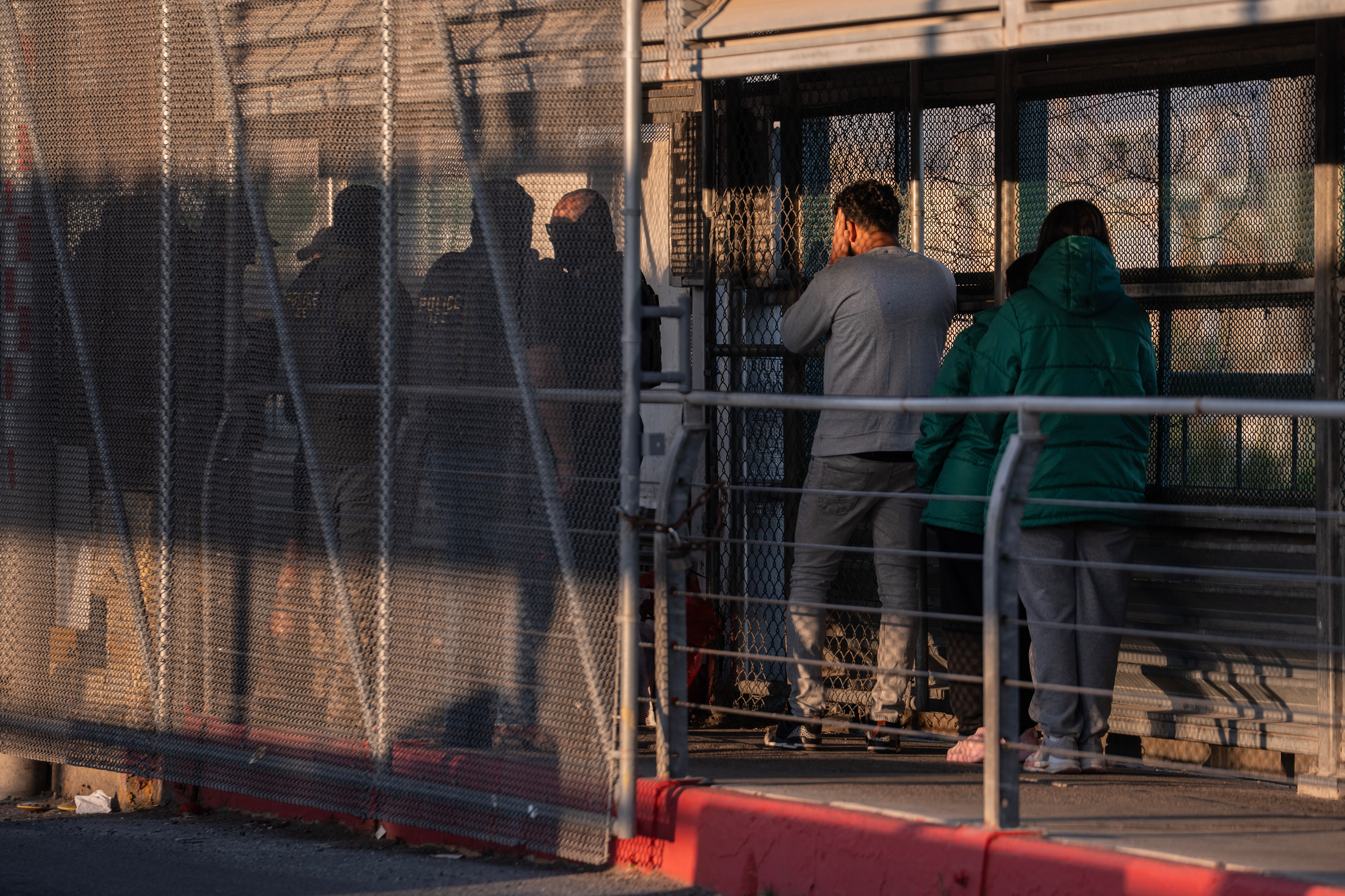 Juez federal bloquea multas de Trump a migrantes con órdenes de salida por permanecer en el país