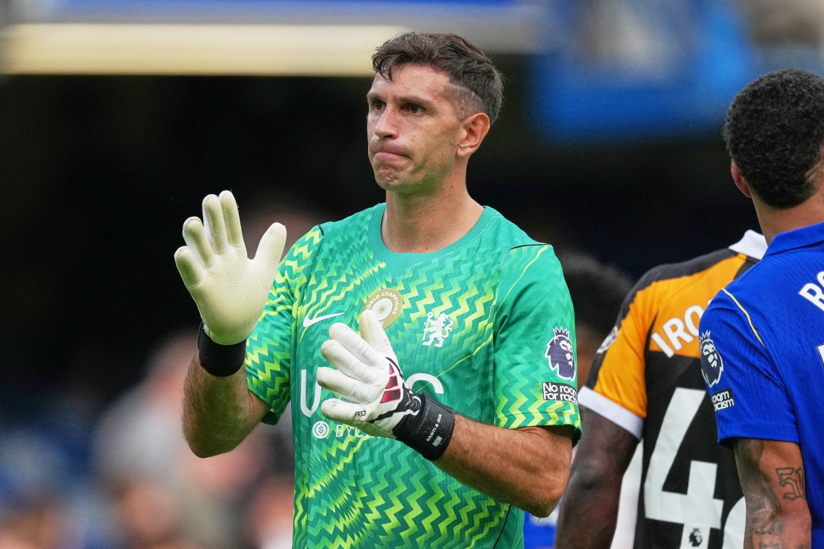 Dibu Martínez terminó hospitalizado tras fuerte choque en partido contra Everton
