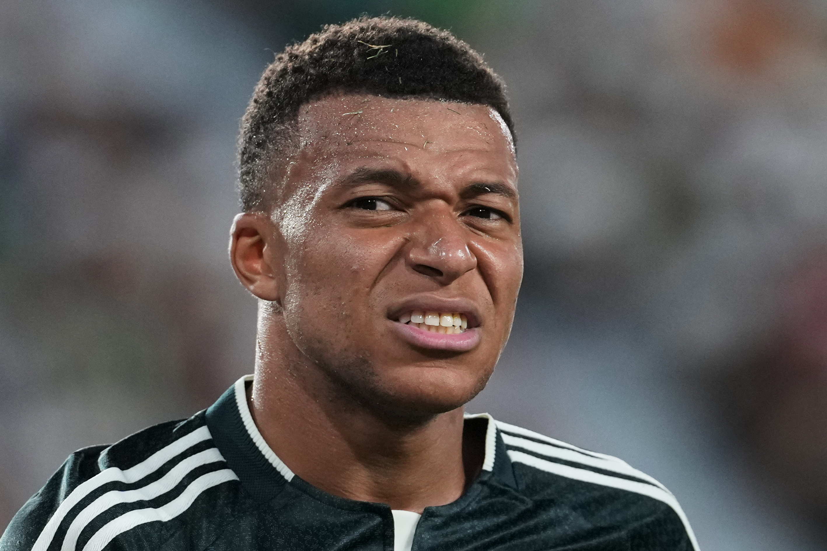 Mbappé responde a Mourinho al montar bicicleta mientras se recupera de su lesión