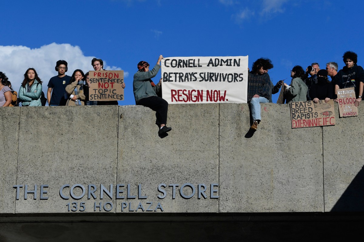 Presidente de Cornell descarta dimitir pese a reconocer pérdida de confianza