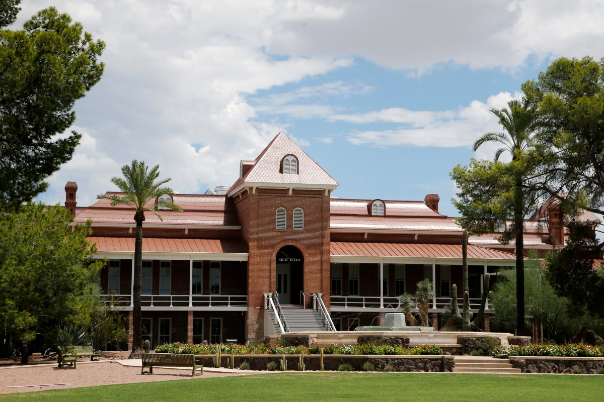 Estudiante de la Universidad de Arizona afirma haber sido agredida sexualmente por dos hombres en una fraternidad