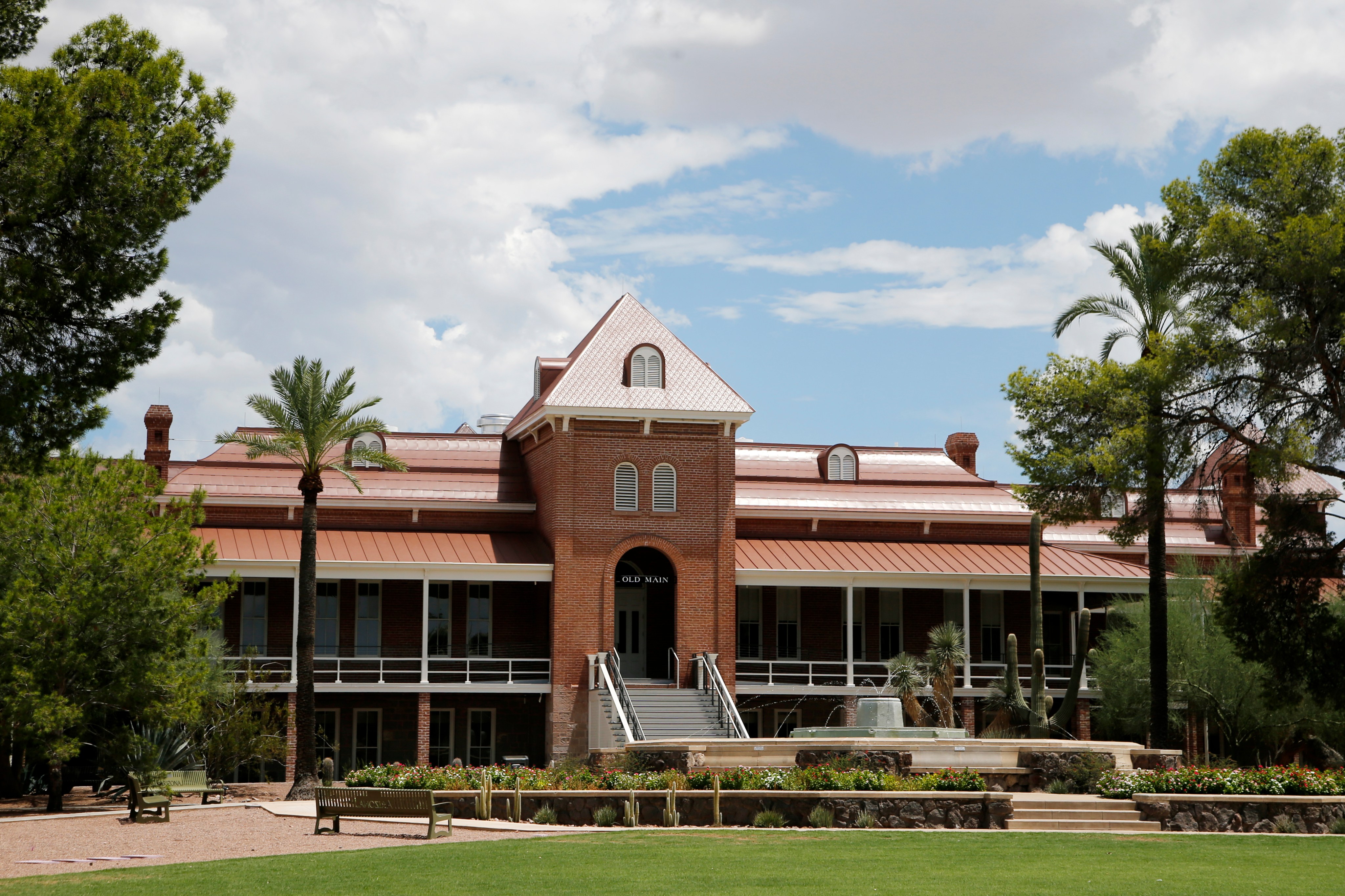 Estudiante de la Universidad de Arizona afirma haber sido agredida sexualmente por dos hombres en una fraternidad