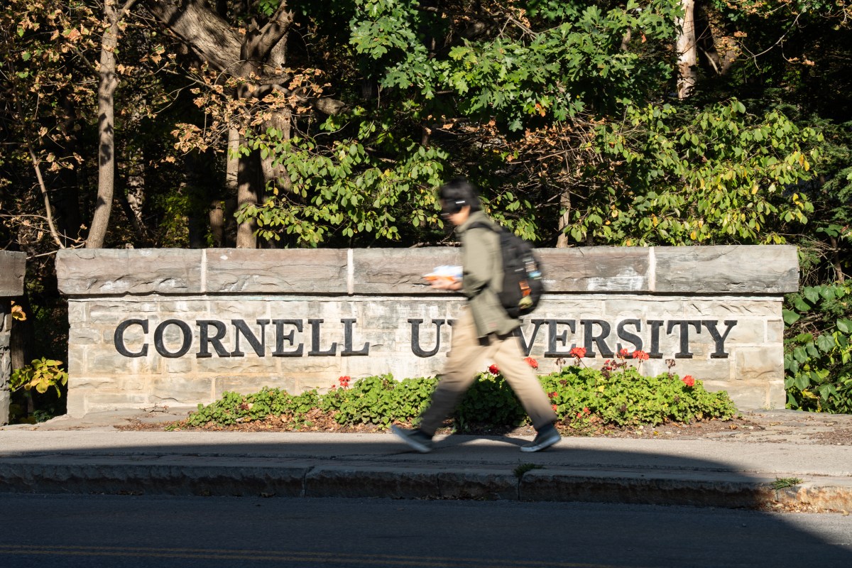 Universidad de Cornell prohíbe las fiestas de fraternidades tras denuncia de violación grupal