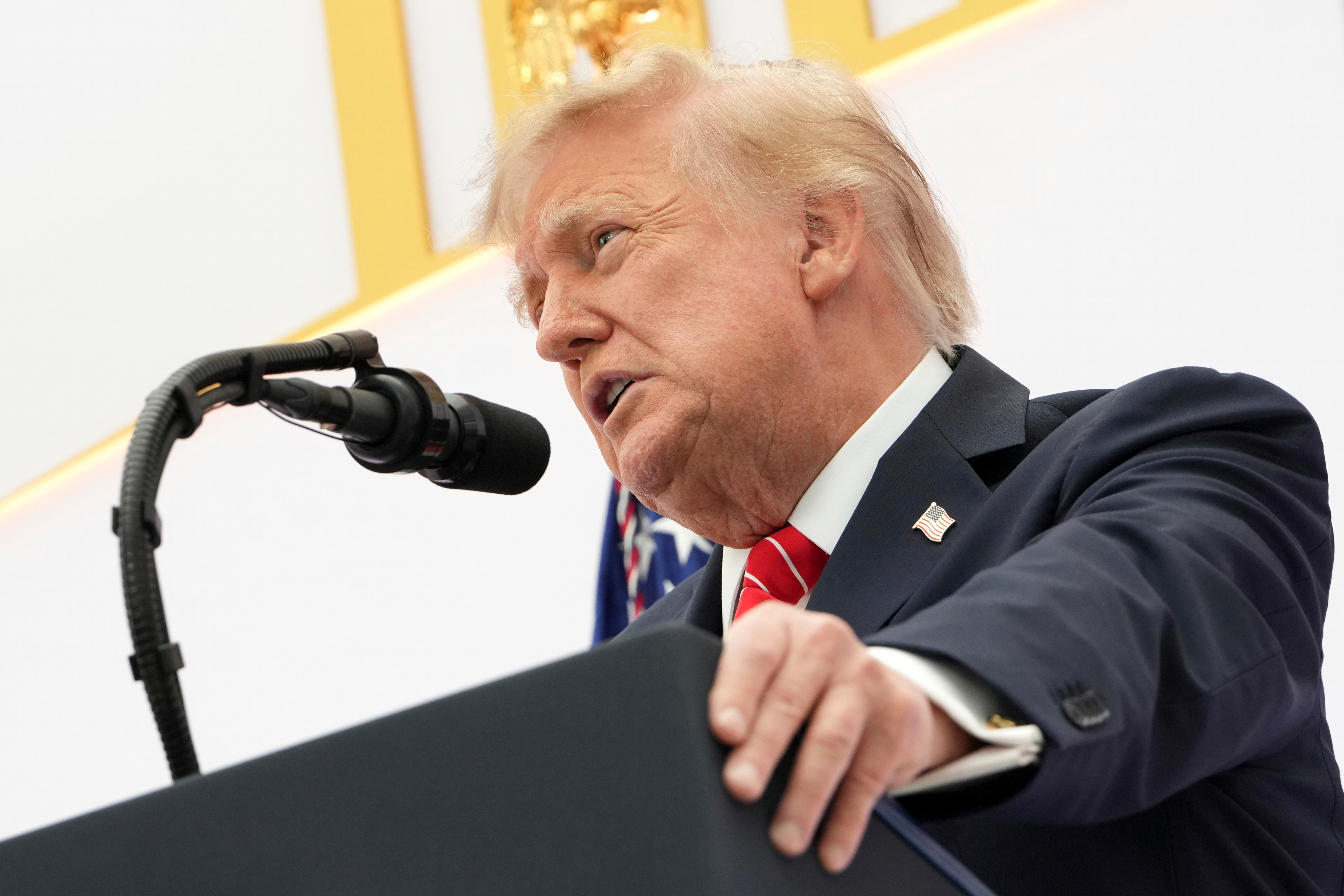 Trump exige usar “superinteligencia” y llama “enemigo” a quien diga “inteligencia artificial”
