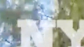 En el video se puede escuchar a un agente diciéndole a otro que aplique presión sobre la herida de bala.