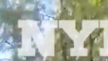 En el video se puede escuchar a un agente diciéndole a otro que aplique presión sobre la herida de bala.