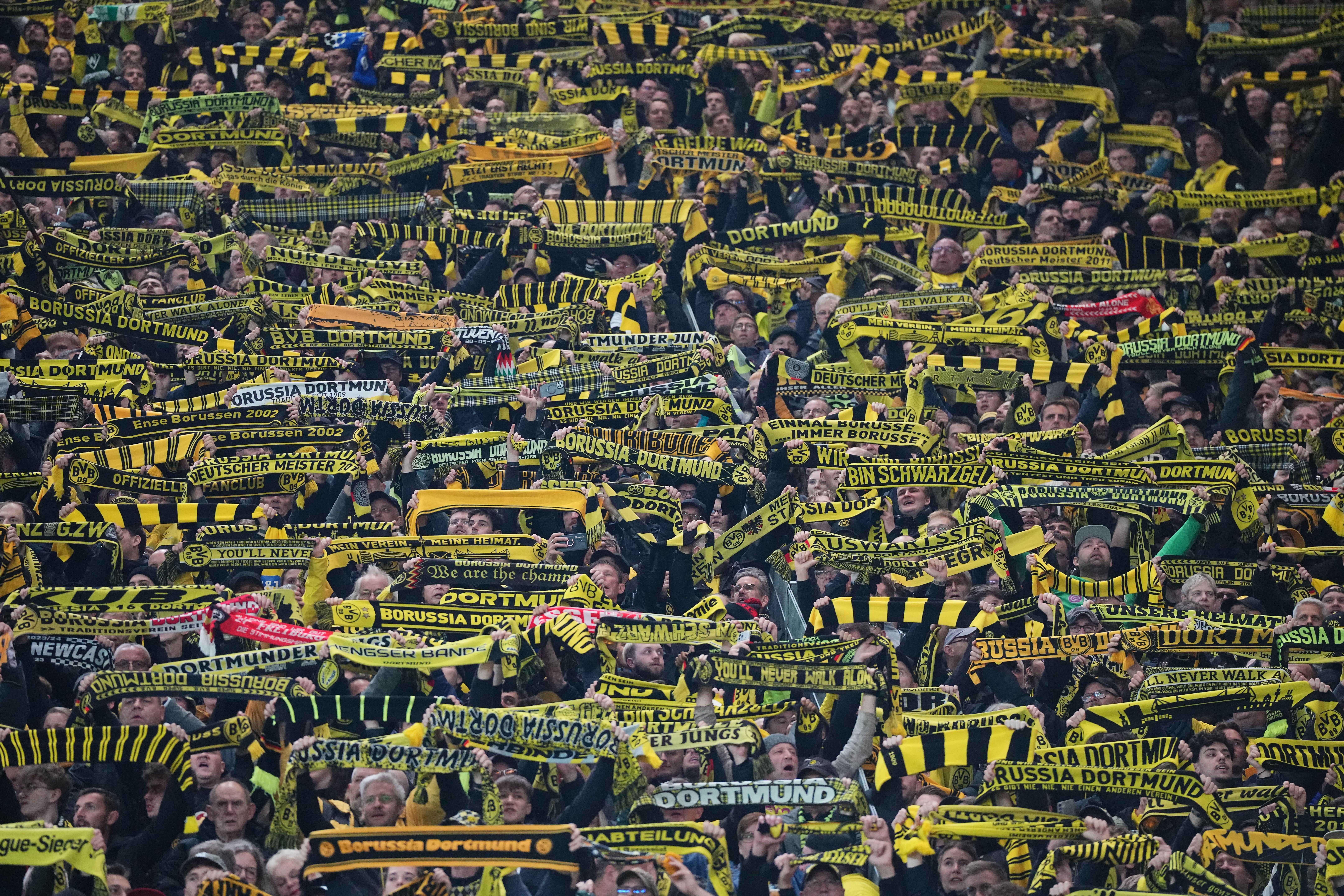 Borussia Dortmund premiará a aficionados que no usen el celular durante los partidos