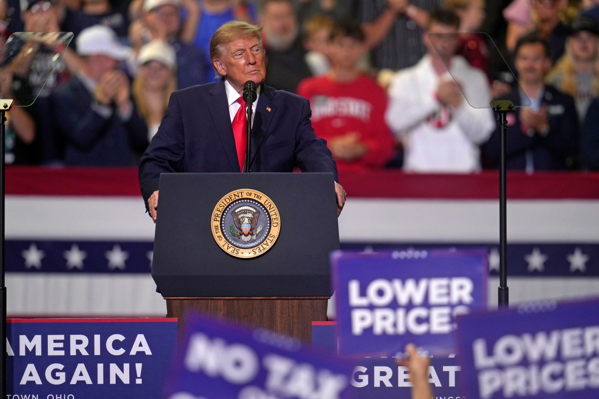 Video: Trump se burla de manifestante que lo interrumpió durante un mitin electoral en Ohio