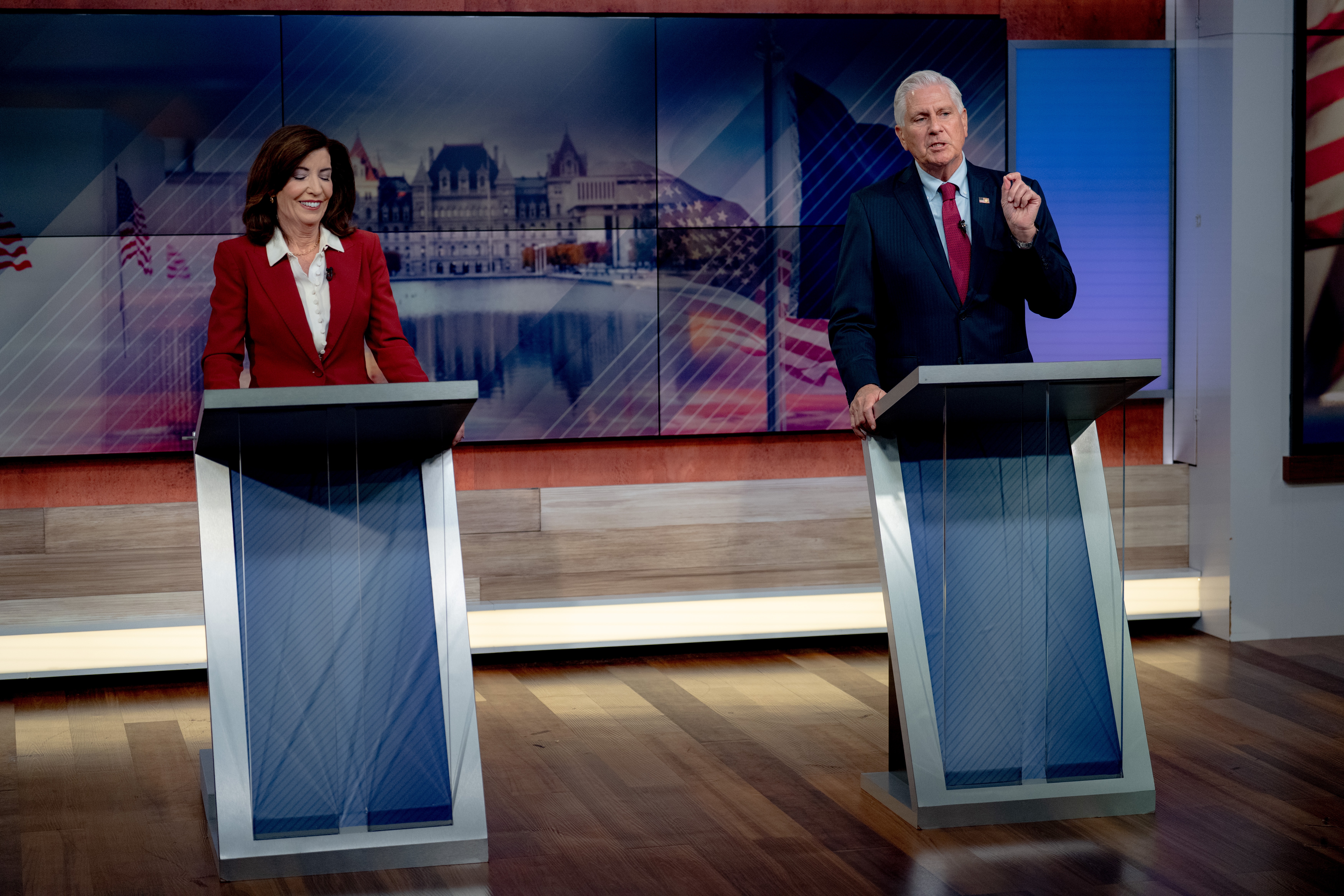Elecciones por la gobernación de NY: Hochul está adelante, pero hay muchos independientes todavía por convencer