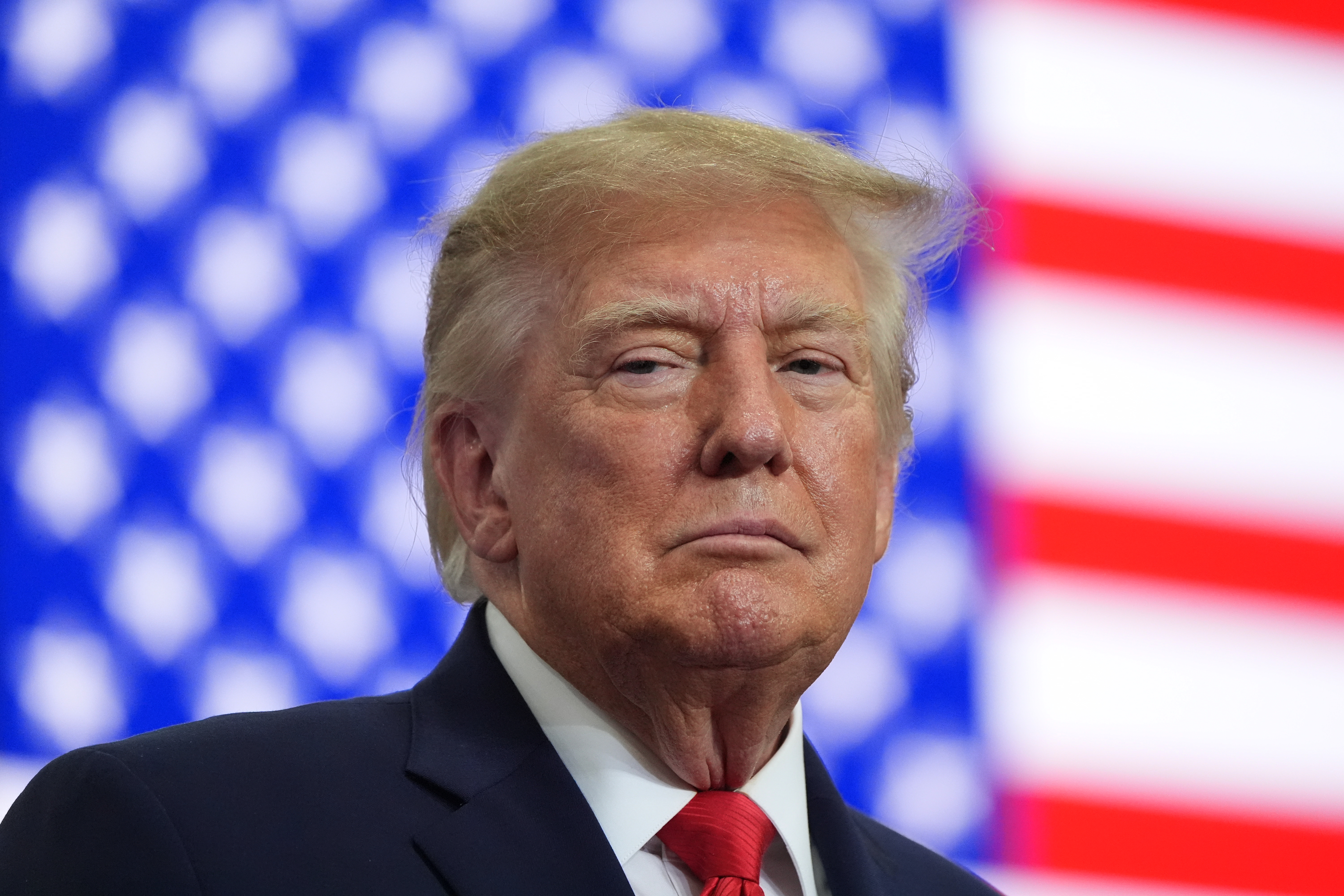 Juez ordena seguir el bloqueo a la orden de Trump de bloquear a CNN, Politico y MS NOW a la Casa Blanca
