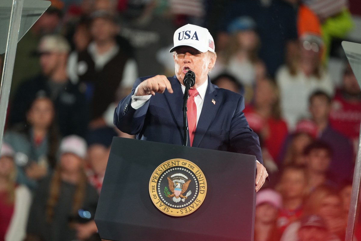 Dos manifestantes irrumpen en mitin de Trump en Carolina del Norte