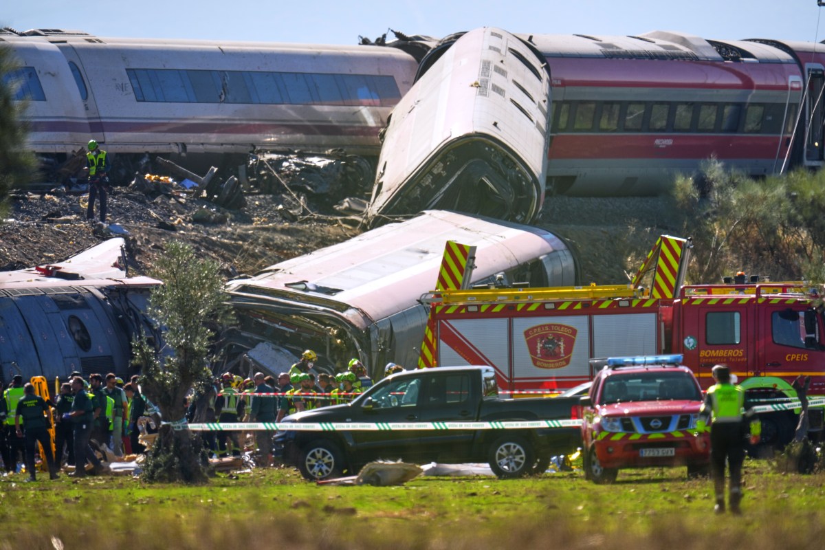 Al menos 30 muertos tras accidente entre dos trenes en España