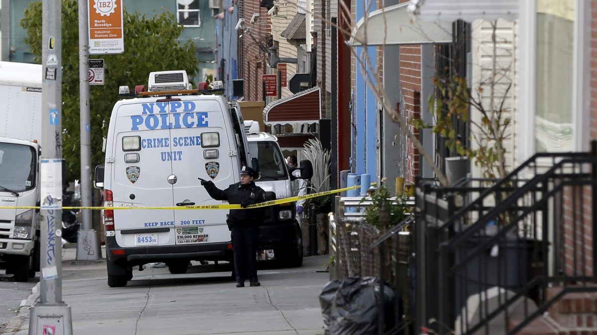 Acusan de asesinato a una madre de Queens tras la muerte de su hijo y un fallido intento de suicidio