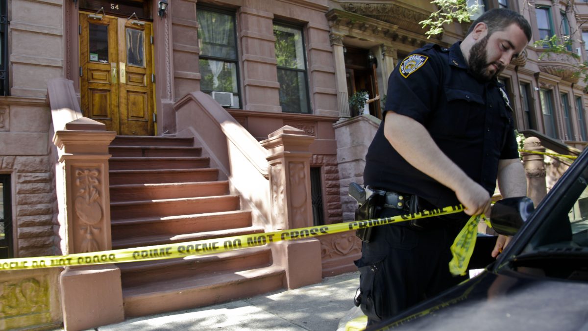 Hallan a una mujer muerta a golpes en Queens e interrogan a su esposo