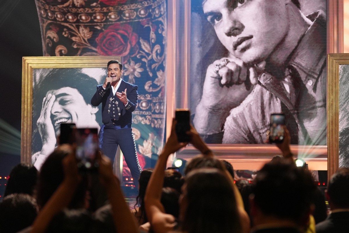 Carlos Rivera conmueve con su actuación en los Premios Billboard de la Música Latina 2026 a pesar de su lesión en las cuerdas vocales