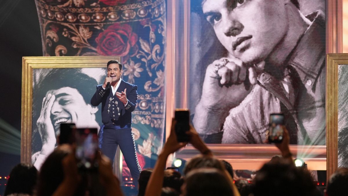Juan Gabriel recibe un emotivo homenaje en los Premios Billboard de la Música Latina