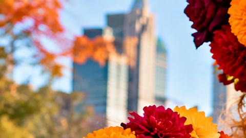 Celebración del Día de Muertos en Nueva York con Catrinas, flores de cempasúchil y una ofrenda