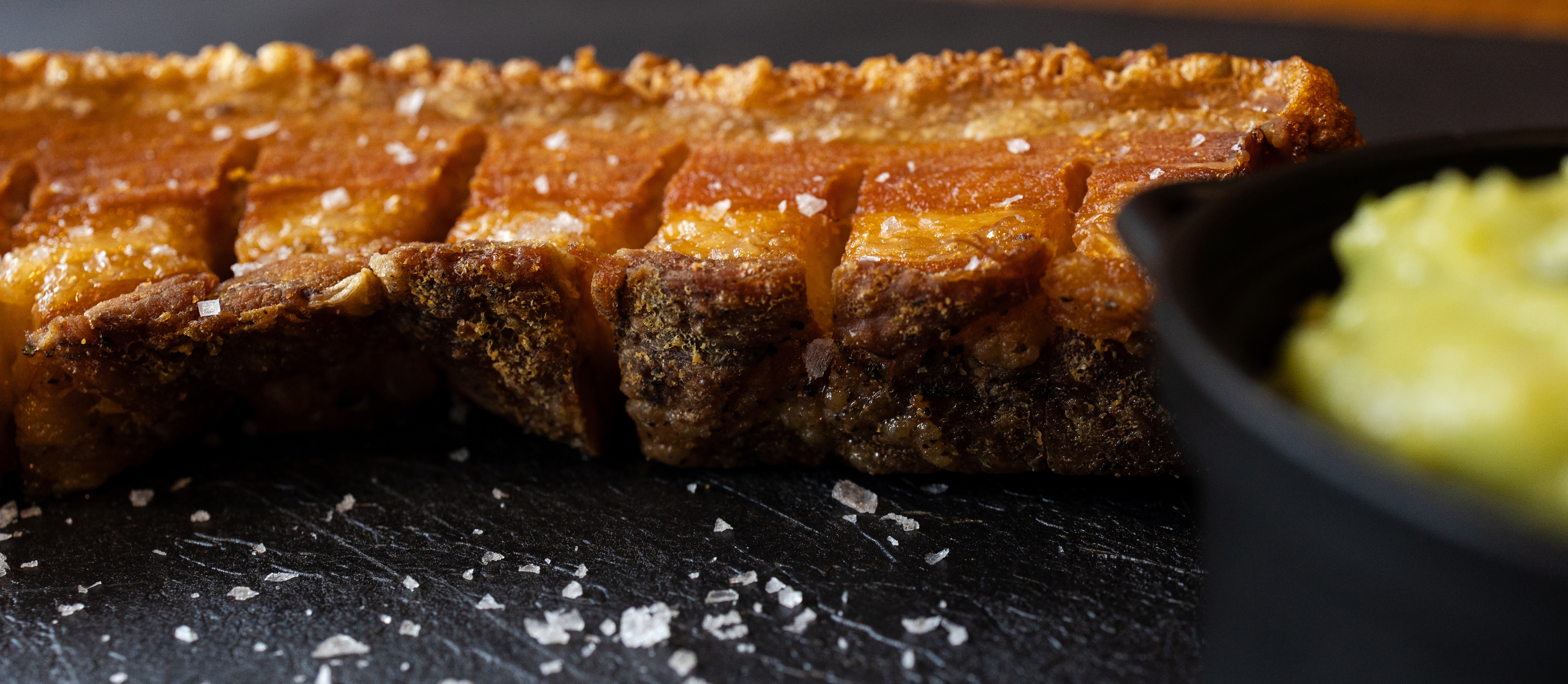 Cómo hacer chicharrones de pork belly bien crujientes y un guacamole perfecto