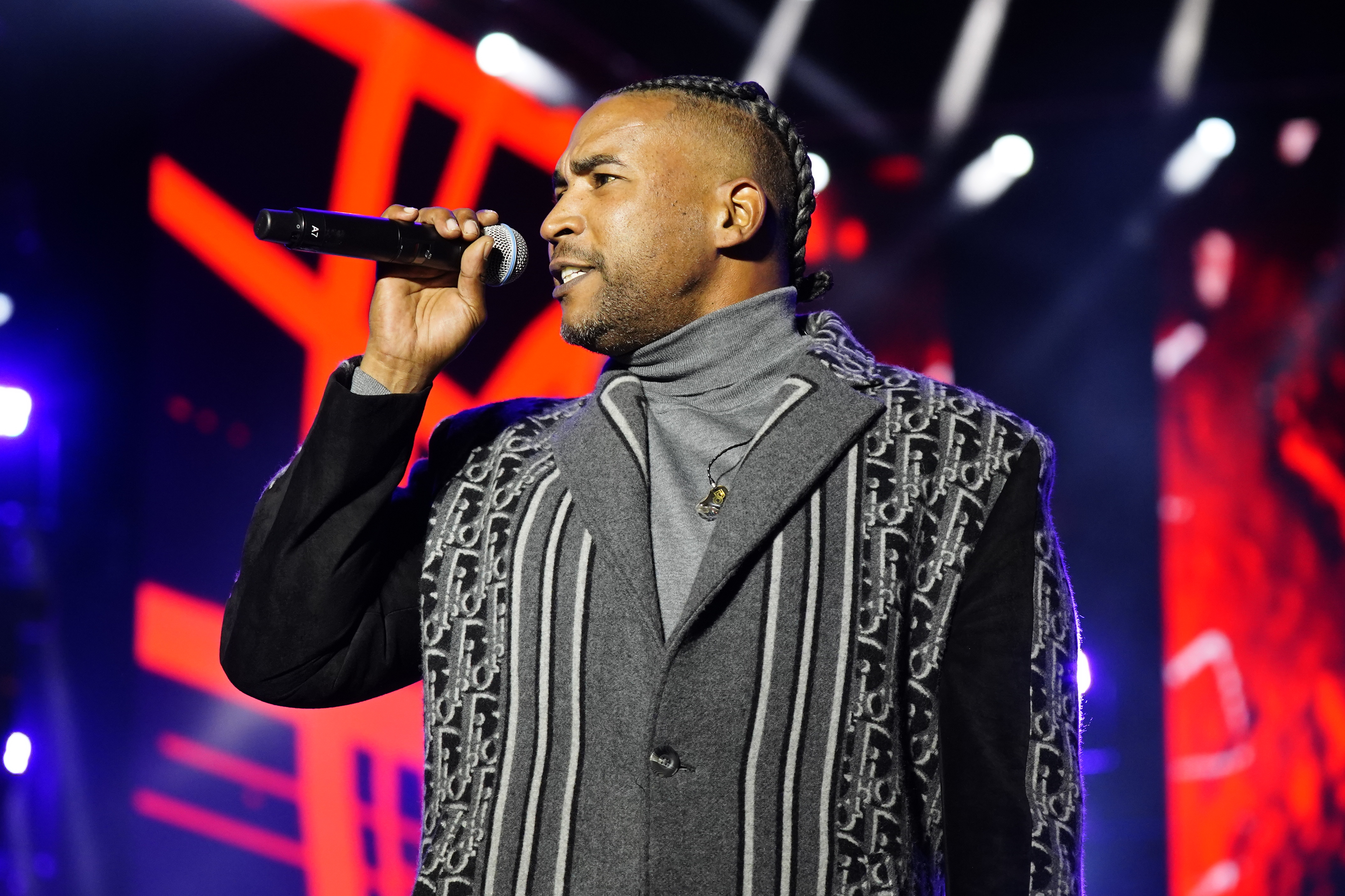 Don Omar se sintió "abusado" con esta fanática que le tocó el glúteo