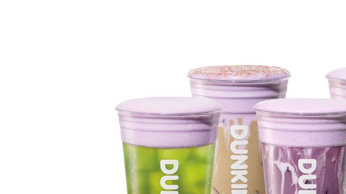 Espuma fría de malvavisco morado: Capa aterciopelada y colorida combinada con las bebidas de temporada en los restaurantes participantes.