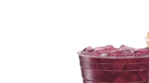 El trío espeluznante de la temporada: El Refrescante Poción de Medianoche, el Werewolf Punch y el Café helado Pesadilla de Nueces combinan sabores frutales, té verde y tiramisú para conquistar las celebraciones de Halloween en Dunkin’.