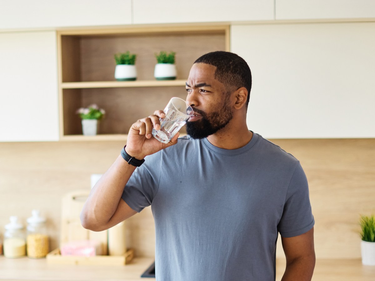 Los tres errores al tomar agua que debes evitar, según una nutricionista
