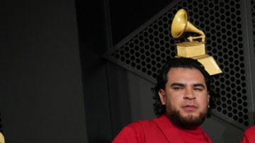 Jesús Ortiz Paz y sus compañeros se preparan para recibir un reconocimiento en los Premios Billboard de la Música Latina