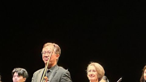 El director musical y artístico compartió la velada con reconocidos rostros del cine, la moda y la política