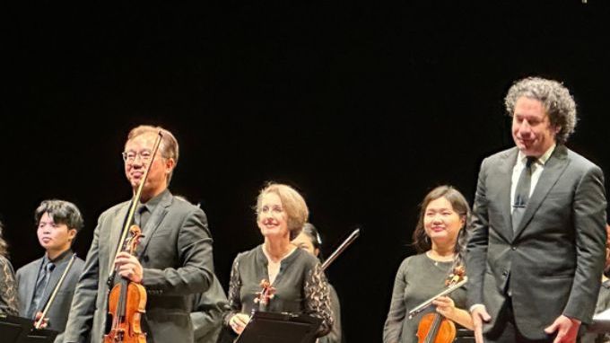 El director musical y artístico compartió la velada con reconocidos rostros del cine, la moda y la política