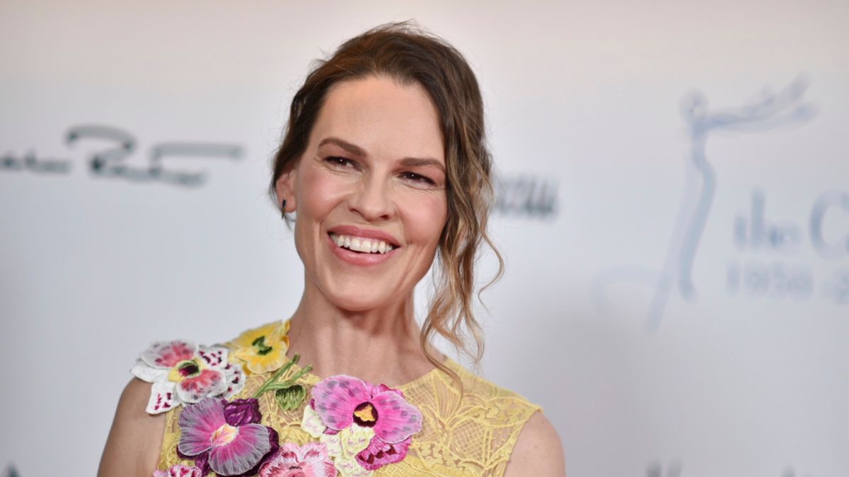 Hilary Swank responde con ironía a las críticas por su embarazo a los 52 años