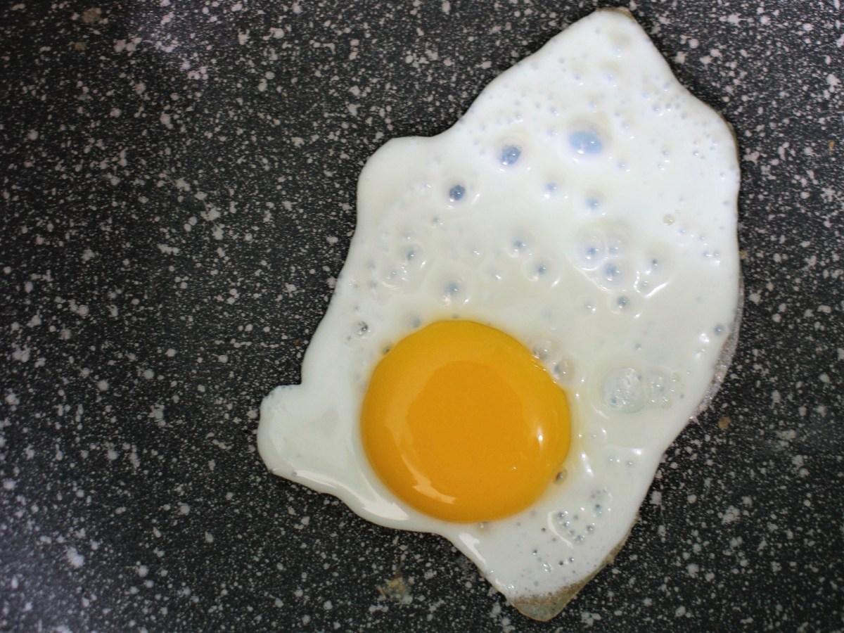 Huevo frito sin aceite: dos técnicas para cocinarlo con agua y vapor