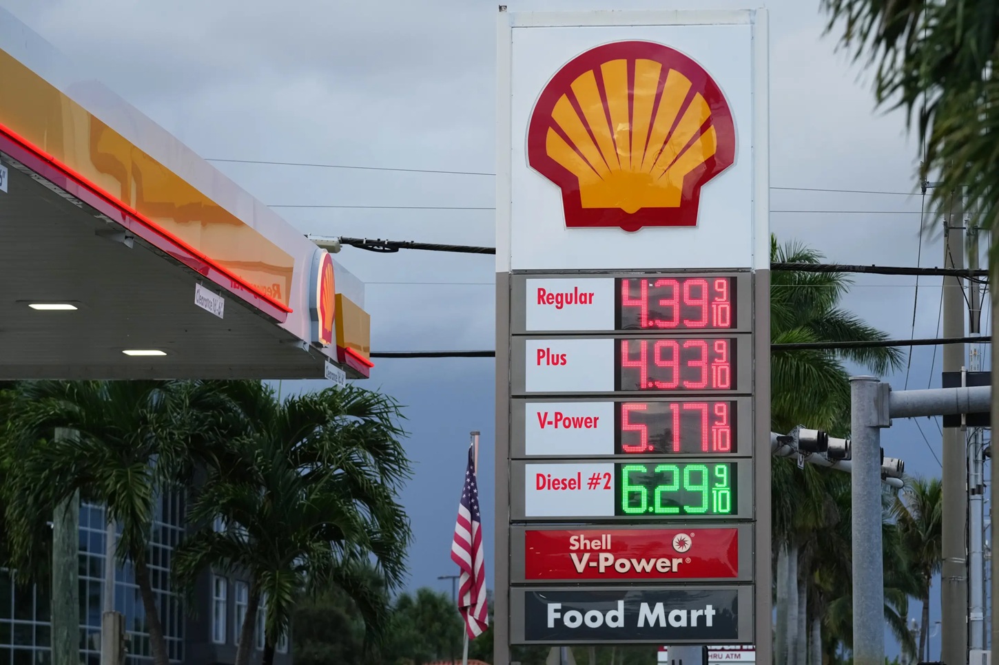 Varios estados bajan el impuesto a la gasolina mientras NY y NJ pagan más de $4