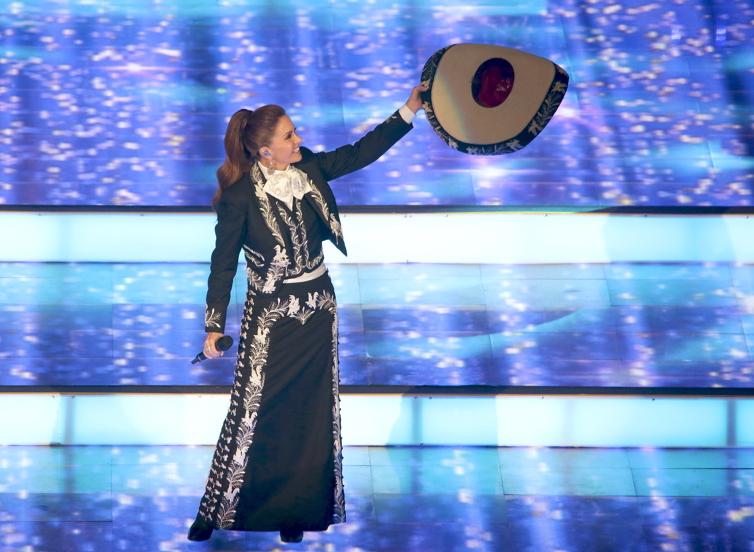 Lucero y otros artistas reaccionan indignados a la salida de Yahir en "La Casa de los Famosos México 4"