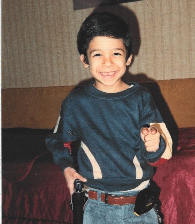 El pequeño Mark Vásquez en sus juegos infantiles ya asomaba lo que sería su vocación al servicio de la Gran Manzana.