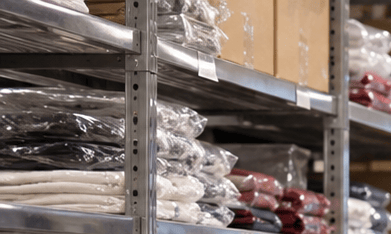 Supervisora revisa mercadería en una tienda de Nueva York