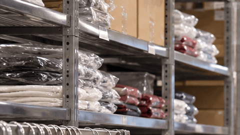 Supervisora revisa mercadería en una tienda de Nueva York