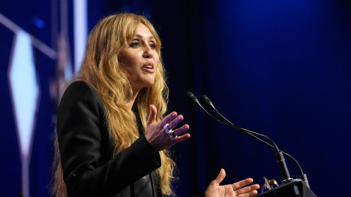 Miley Cyrus se quebró en llanto al cantar “Jolene” de Dolly Parton en Los Ángeles