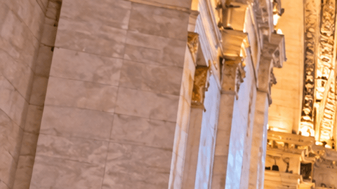 Visitantes en un Gran Salón Histórico