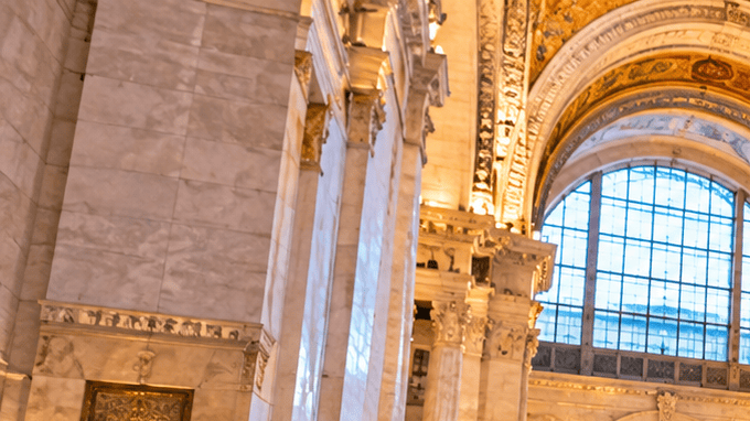 Visitantes en un Gran Salón Histórico