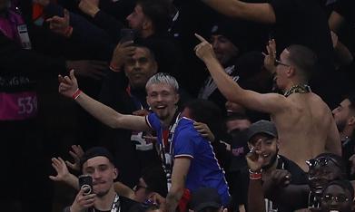 Jugadores del PSG celebran con sus aficionados después de que Maghnes Akliouche (no visible) marcara el gol que puso el marcador en 4-1, durante el partido de fútbol de la Liga de Campeones de la UEFA entre el Manchester City y el Paris Saint-Germain en Manchester, Reino Unido, el 14 de octubre de 2026.