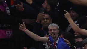 Jugadores del PSG celebran con sus aficionados después de que Maghnes Akliouche (no visible) marcara el gol que puso el marcador en 4-1, durante el partido de fútbol de la Liga de Campeones de la UEFA entre el Manchester City y el Paris Saint-Germain en Manchester, Reino Unido, el 14 de octubre de 2026.