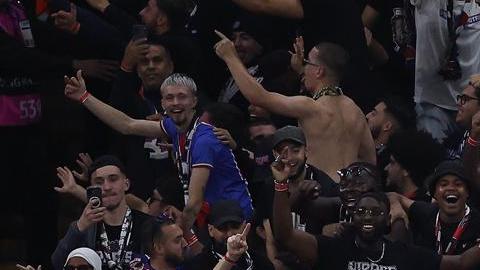 Jugadores del PSG celebran con sus aficionados después de que Maghnes Akliouche (no visible) marcara el gol que puso el marcador en 4-1, durante el partido de fútbol de la Liga de Campeones de la UEFA entre el Manchester City y el Paris Saint-Germain en Manchester, Reino Unido, el 14 de octubre de 2026.