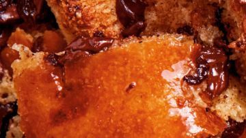 El secreto de un buen pudín de pan comienza al desmenuzar el pan seco para que absorba al máximo la mezcla de leche y especias.