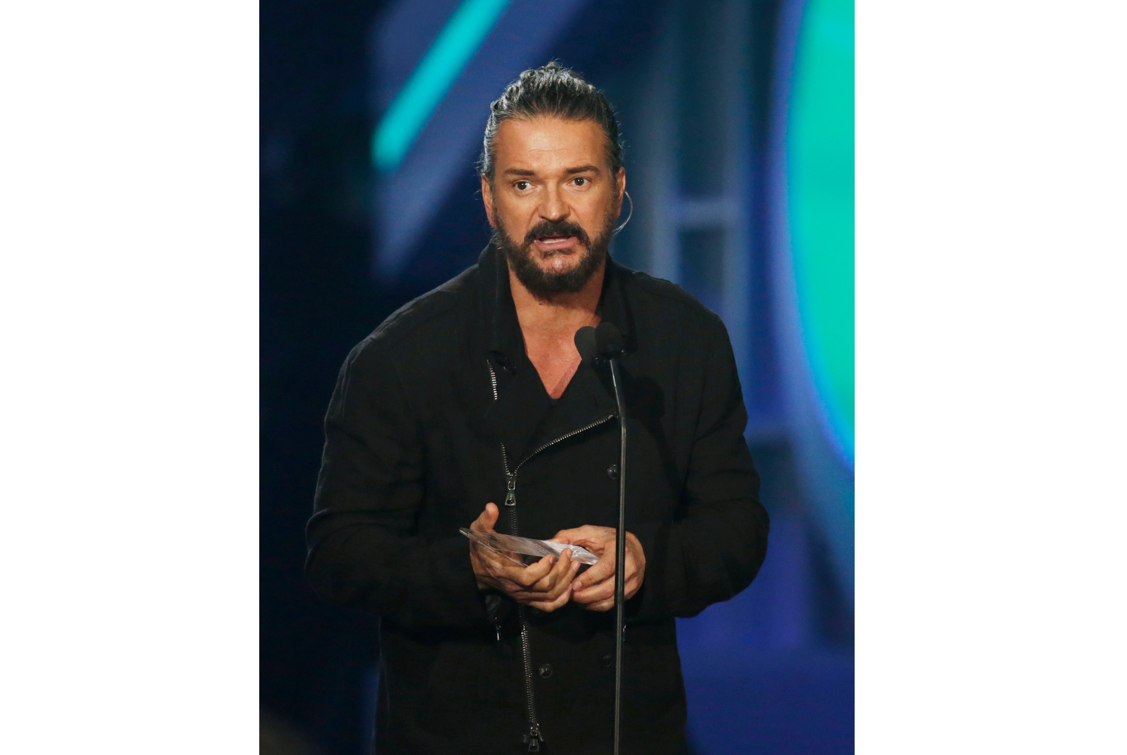 Ricardo Arjona le realiza un homenaje al hombre que le inspiró a escribir "Historia de Taxi"