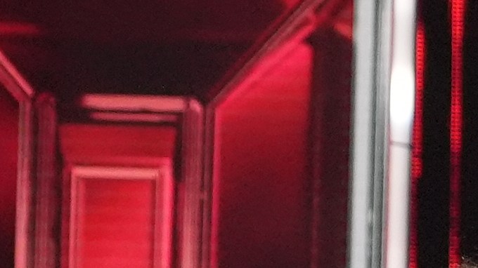 Rosalía recibió el premio de manos de Juan Luis Guerra.